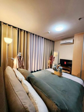 Vibrant Urban Getaway in BGC (pool view)
